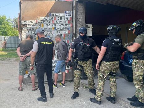 Поліція заявила про затримання організатора незаконної торгівлі зброєю на Прикарпатті