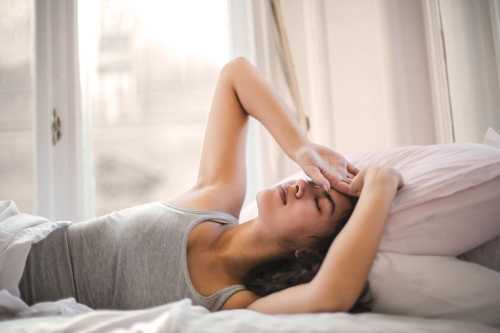 Причини, із-за яких у людей потіє голова і шия під час нічного сну