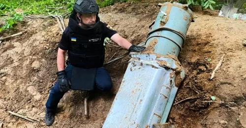 У Києві чоловік у лісі знайшов частину російської ракети Х-69