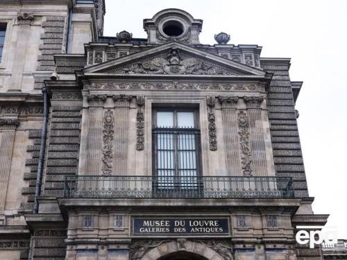 Корону злочинців, знайдену в Луврі, виставили на огляд. Зображення.