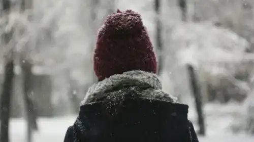 Чи можливо втратити волосся, якщо ходити взимку з непокритою головою?