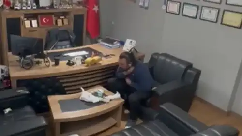 Камера зафіксувала, як чоловік уникнув удушення, застосувавши собі маневр Геймліха.