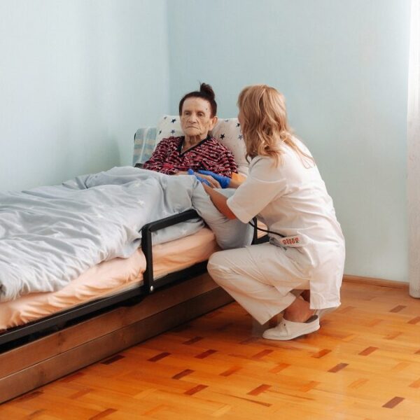 Уход за лежачими пожилыми: что важно знать родственникам