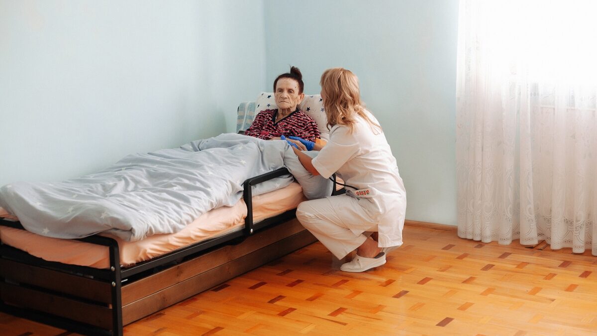 Уход за лежачими пожилыми: что важно знать родственникам