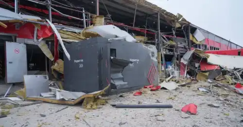 Російський удар пошкодив вантажний хаб “Нової пошти” в Запоріжжі, поранені семеро робітників