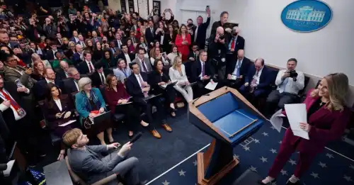 Адміністрація президента випустила два таємничих відеоролики, один з яких згодом було вилучено.