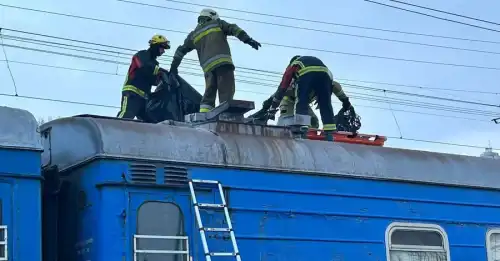 У Києві юнак загинув на вагоні, ще двоє в лікарні.