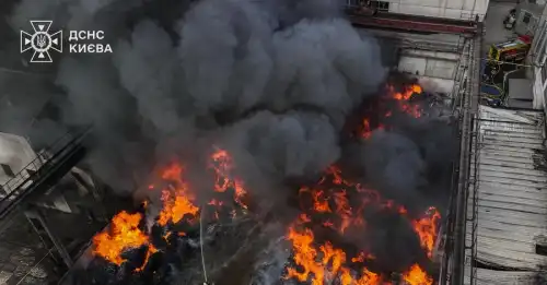 У Києві спалах сміття спричинив велику пожежу – полум’я вже…