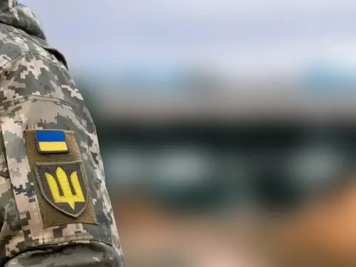 В Одесі чоловіка силоміць запхали в мікроавтобус із жінкою та однорічним малюком.…