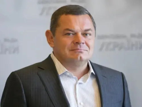 Рідня діючого парламентаря будує в Криму “показові” шляхи для Путіна&hellip;