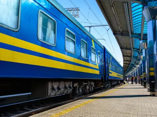 Уранці поїзд із Франківська до Черкас зробив зупинку поза графіком.&hellip;