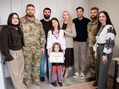 Оборонець Маріуполя Афендіков отримав помешкання від Ахметова. Знімок.