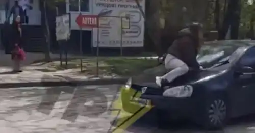 Жінка, яка опинилася на капоті авто ТЦК, нібито “відбиваючи” чоловіка,&hellip;