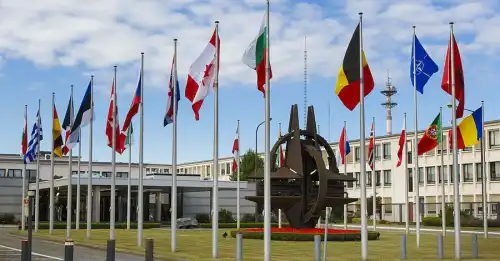 Олександр Коваленко про сьогодення НАТО: Хворий ще дихає, але від терапії вперто відмовляється.