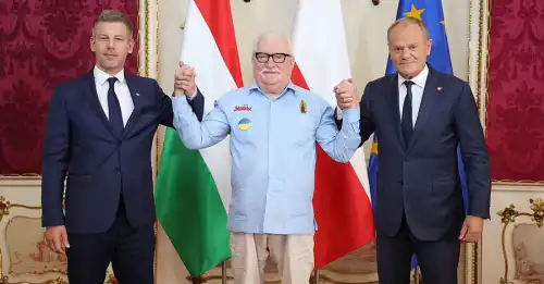 Валенса, колишній очільник Польщі, побачився з Мадяром у вишиванці з українським гербом.