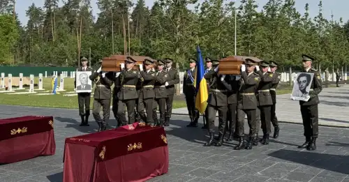 Перепоховання праху провідника ОУН Мельника поблизу Києва за участі Зеленського та Буданова.
