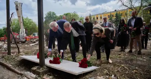 Закордонні делегати оглянули наслідки російських атак у Києві та вклонилися жертвам.