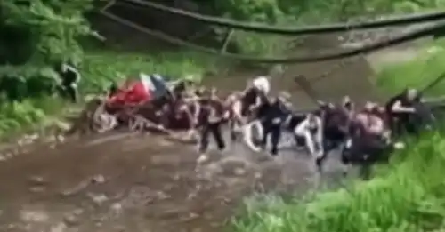 На Буковині обвалився міст, по якому йшли десятки дітей, є…