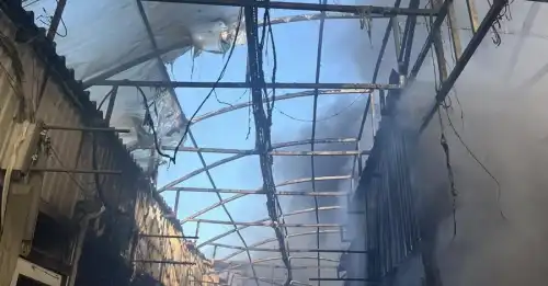 Київський ринок неподалік Почайни постраждав від російських обстрілів – вогонь…
