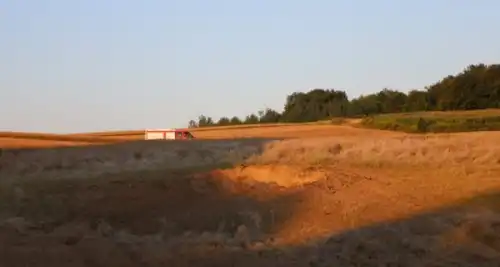 Серед ночі в Польщі звучали сирени, і невідомий об’єкт, що утворив вирву, впав на землю.