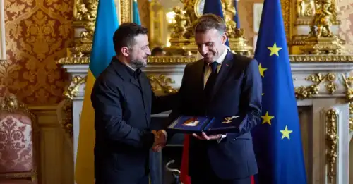 Зеленський подарував Макрону Орден Свободи, найвищу українську відзнаку для іноземних громадян.