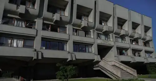 Ворожі сили завдали ударів КАБами по серцю Сум, спричинивши руйнування…