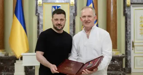 Зеленський присвоїв звання Героя України головному лікарю лікарні Мечникова Риженку