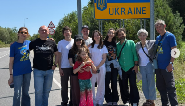 Львівщина: Джессі Айзенберг, зірка Голлівуду, допомагає як доброчинець