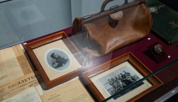 У Музеї історії Києва презентували експозицію, що ілюструє еволюцію військової…