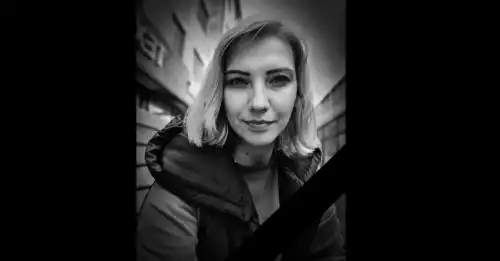 У Херсоні автомобіль працівниці обласної військової адміністрації був атакований російським FPV-дроном, що призвело до її загибелі.