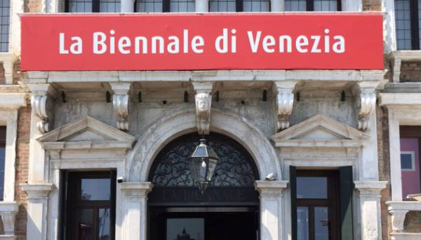 Українська виставка на Венеційській бієнале оскаржуватиме зменшення фінансування від ЄС через російську участь.