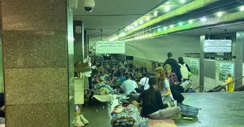 Мешканці Києва масово повідомляють про відмову у доступі до метрополітену та сховищ під час масованого обстрілу з боку Росії.