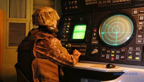 Системи протиповітряної оборони знищили ракету та 127 дронів, якими російські війська від вечора обстрілювали Україну.