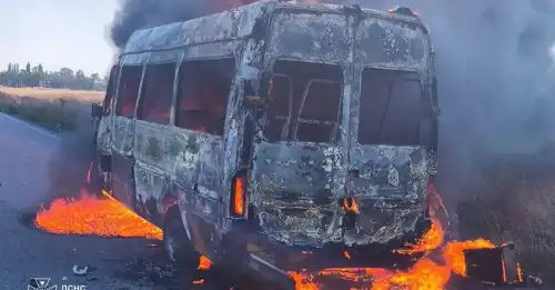 Дрон FPV влучив у маршрутку на Дніпропетровщині, внаслідок чого постраждали 7 людей, включно з підлітком.