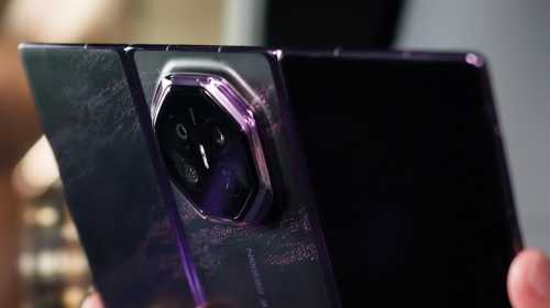 Huawei презентувала новий смартфон Mate XT 2, що складається з трьох частин, із новітнім механізмом складання.
