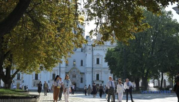 Як зробити з Києво-Печерської Лаври український Ватикан