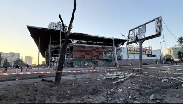 У Києві після російської атаки зазнали пошкоджень литовське посольство, житлові будинки та навчальний заклад: Президент Зеленський звернувся до партнерів з проханням зміцнити протиповітряну оборону.