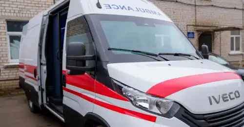 У Запоріжжі російський безпілотник атакував мікроавтобус, є постраждалі.