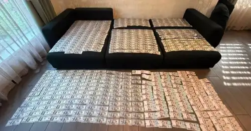 Лікар у Києві, який оформлював фіктивні інвалідності для ухилянтів, викритий: кімната, застелена доларами.