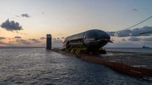 Starship повертається: SpaceX завантажила космічний корабель на величезний корабель в Індійському океані (фото)