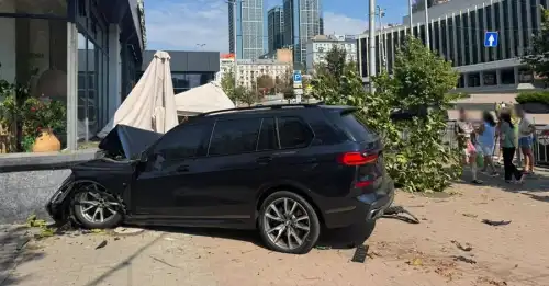 Автомобіль BMW скоїв наїзд на літній майданчик у столиці України.