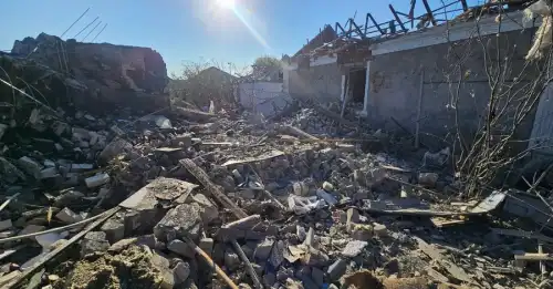 Російські війська вдарили по центру Херсона, внаслідок чого загинула жінка, ще 18 осіб отримали поранення.