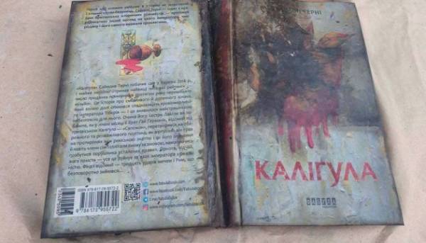 На книжковому фестивалі у Львові представили обгорілі видання зі зруйнованого російським ударом складу в Харкові
