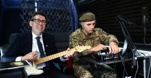 Британський прем’єр Бернем відвідав Київ, прокатався в метро та пограв на гітарі