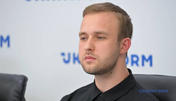 Російські пропагандисти створюють відео з українськими військовополоненими.