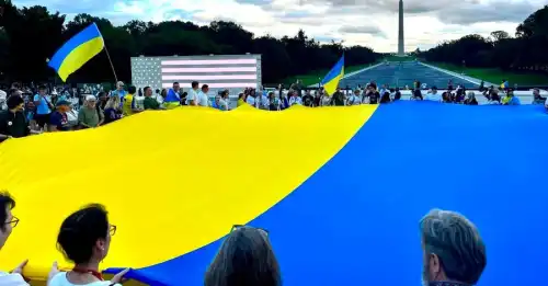 У столиці США вивісили гігантський український стяг з нагоди Дня незалежності.