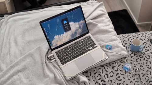 Власник MacBook Pro з чіпом M4 Pro зекономив 700 доларів на заміні екрану, прикріпивши знизу MacBook Pro M1.