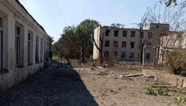 Російські війська завдали авіаційних ударів КАБами по населеному пункту неподалік Херсона, що призвело до пошкодження об’єктів соціальної інфраструктури.