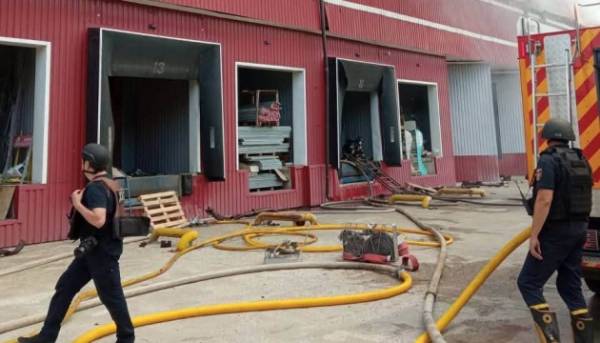У Харкові після ворожої атаки палають склади видавництва «Ранок»