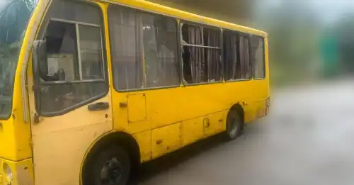 російські війська атакували автобус на маршруті в місті Херсон, в результаті чого є жертви та постраждалі.